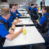 Aspiranten besprechen an der Polizeischule Ostschweiz in Amriswil eine Übungsaufgabe. (Bild: Reto Martin, 6. September 2018)