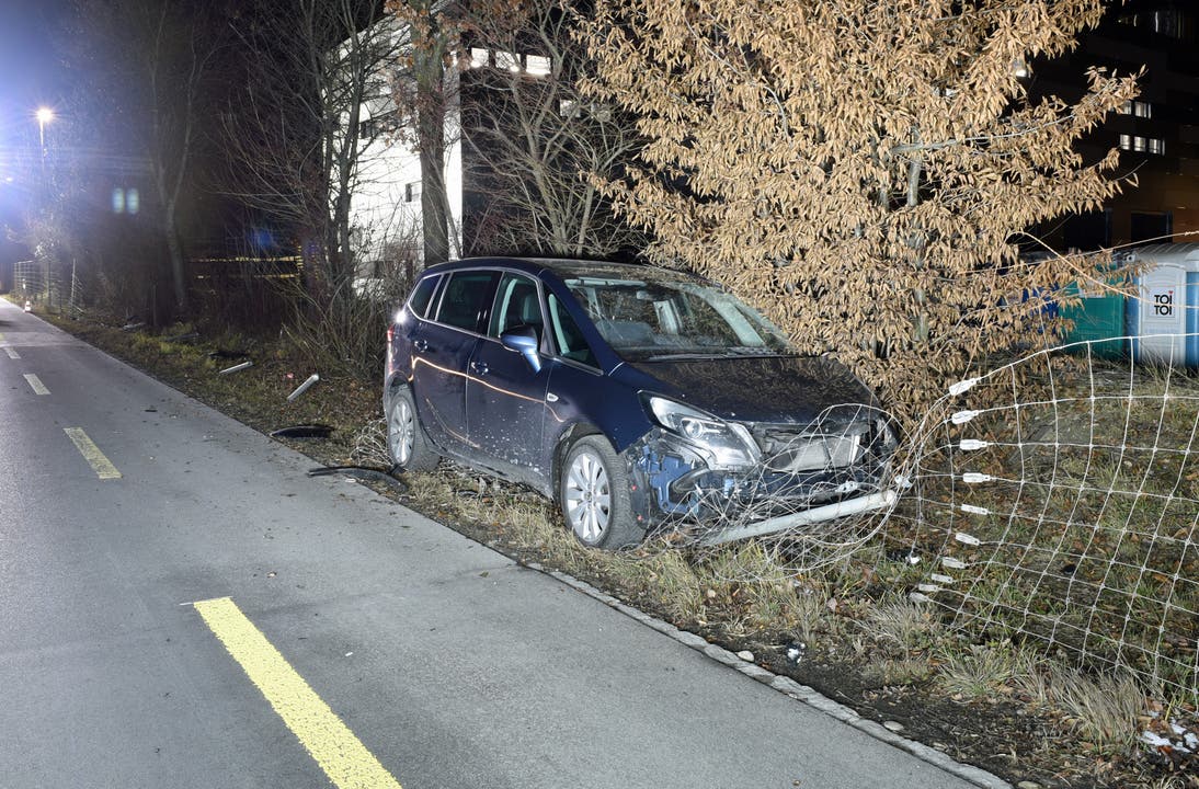 Luzern - 3. JanuarNach einem Sekundenschlaf ist ein Autofahrer am Donnerstagabend in Luzern mit einem Drahtzaun kollidiert. Beim Selbstunfall wurde laut der Polizei niemand verletzt. Am Auto und am Zaum entstand ein Sachschaden in der Höhe von rund 17'000 Franken. (Bild: Luzerner Polizei)