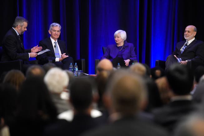Neil Irwin, Journalist der «New York Times», Fed-Chef Jerome Powell und seine Vorgänger, die ehemalige Fed-Vorsteherin Janet Yellen sowie Ben Bernanke während einer Konferenz in Atlanta (v. l.). (Bild: Annie Rice/AP, 4. Januar 2019)