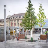 Trotz einiger Bäume dominiert auch auf dem neu gestalteten Bahnhofplatz die Farbe Grau. (Bild: Urs Bucher, 30. August 2018)