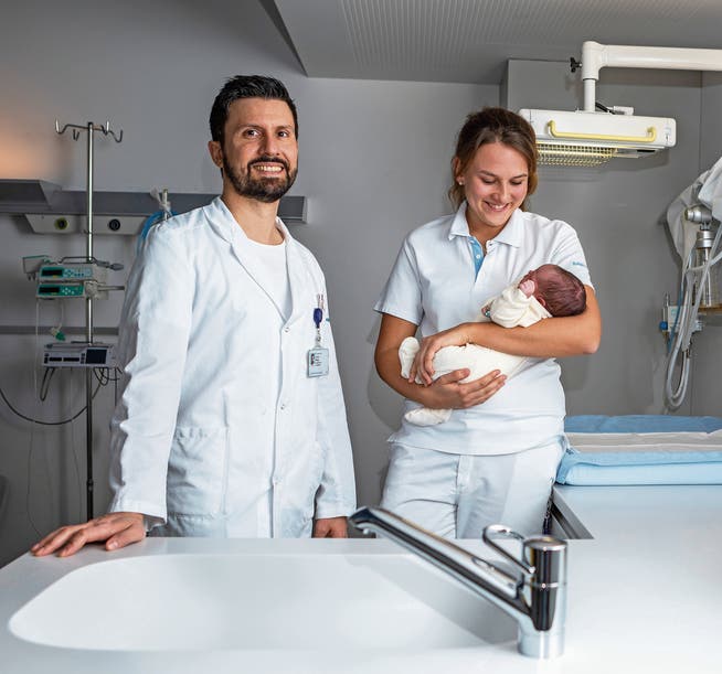 Geburten sind Teamwork: Heimo Magg, der leitende Arzt der Frauenklinik, und Pflegefachfrau Fabienne Erzinger mit einem Mädchen, das am 5. Januar das Licht der Welt erblickt hat. (Bild: Patrick Hürlimann (Baar, 5. Januar 2019))
