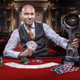 Dan Erbert mit den typischen Arbeitsgeräten eines Croupiers – und dem Siegerpokal – im Casino. (Bild: PD/Tomas Capek)