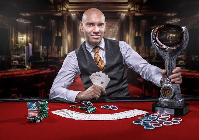 Dan Erbert mit den typischen Arbeitsgeräten eines Croupiers – und dem Siegerpokal – im Casino. (Bild: PD/Tomas Capek)