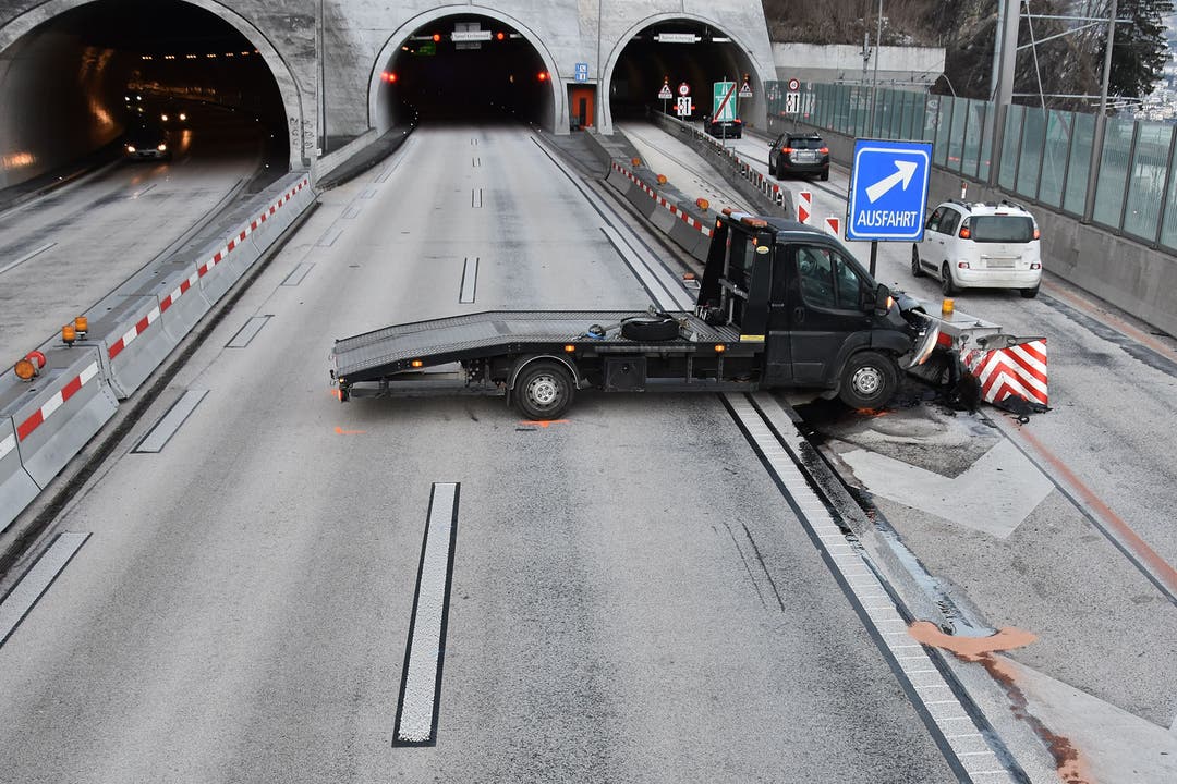 Hergiswil - 4. JanuarAuf der A2 ist ein Lieferwagenfahrer in einen Aufprallschutz gefahren. Der Lenker wurde verletzt. (Bild: Nidwaldner Polizei)