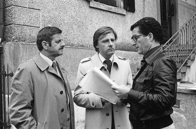 Besprechung einer Filmszene: Der 2012 verstorbene Walo Lüönd, Emil Steinberger und Regisseur Rolf Lyssy im Juni 1978 während der Dreharbeiten für den Film «Die Schweizermacher». (Bild: Keystone)