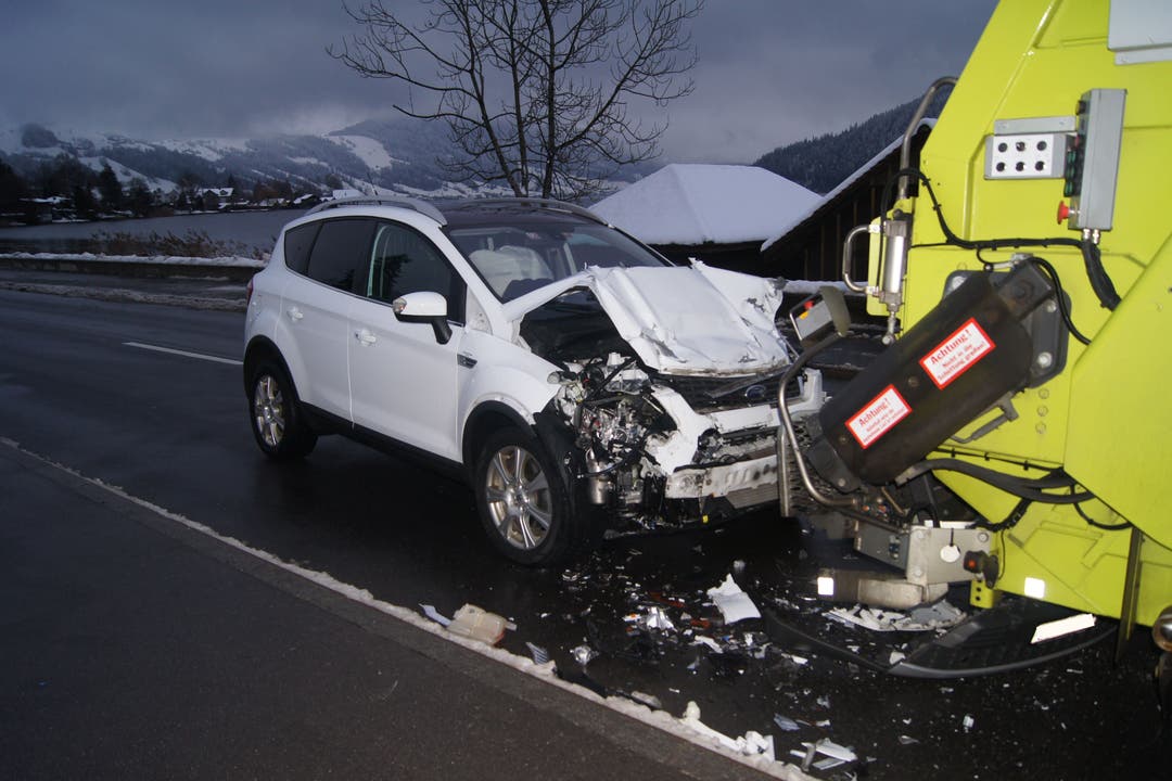 Oberägeri - 7. JanuarEin 11-jähriger Bub hat einen Schneeballen gegen einen Güsellastwagen geworfen und löste in der Folge einen Verkehrsunfall aus. Der Lastwagenchauffeur trat stark auf die Bremse, sodass ein nachfolgender Autofahrer nicht rechtzeitig bremsen konnte. Verletzt wurde niemand. 