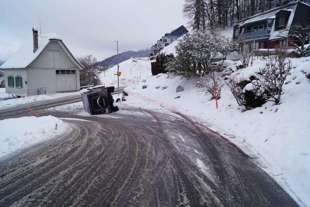 Oberägeri - 9. JanuarEin Geländewagen ist auf der schneebedeckten Strasse ins Rutschen gekommen und auf die Seite gekippt. Verletzt wurde niemand. (Bild: Zuger Polizei)