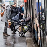 Das Einsteigen mit Rollstuhl oder Kinderwagen ist bei heutigen Bushaltestellen oft erschwert. (Bild: Nadia Schärli (Luzern, 8. Januar 2019)