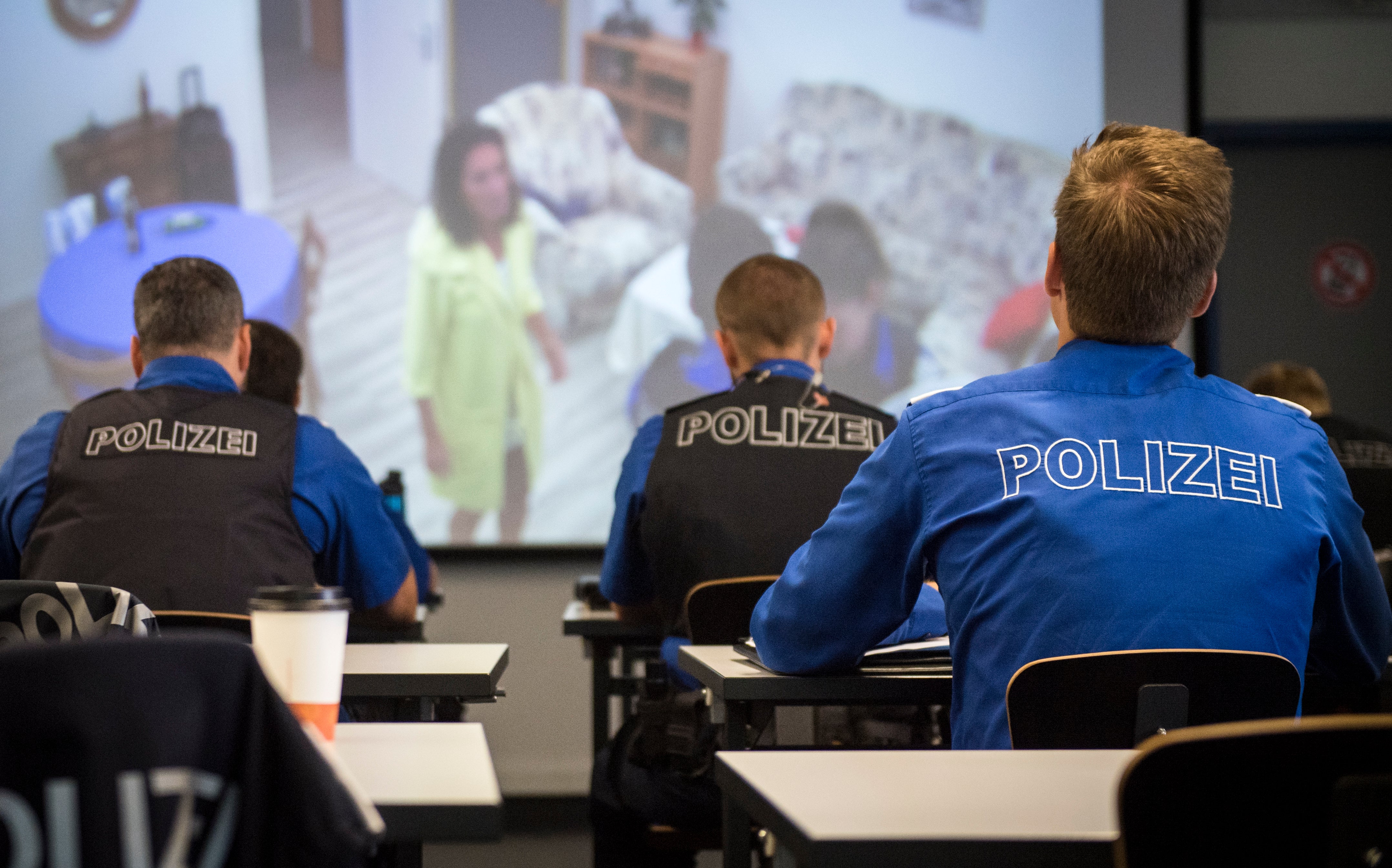 Polizei Ostschweiz: Ein Jahr Länger Ausbildung Für Polizeischüler