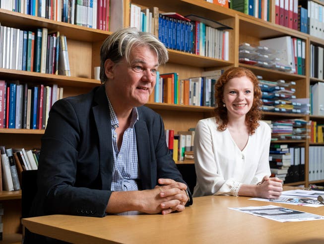 Skandinavistikprofessor Klaus Müller-Wille und Norwegischlektorin Elisabeth Petersen. Bild: Severin Bigler (2. Oktober 2019)