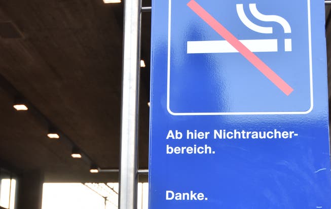 Die «rauchfreien Bahnhöfe» wurden seit Juni in der ganzen Schweiz schrittweise signalisiert. (Bilder: Thomas Schwizer)