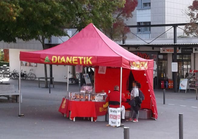 An diesem Stand auf dem Weinfelder Marktplatz warben am Samstag die Scientologen für ihre Organisation. (Bild: PD)