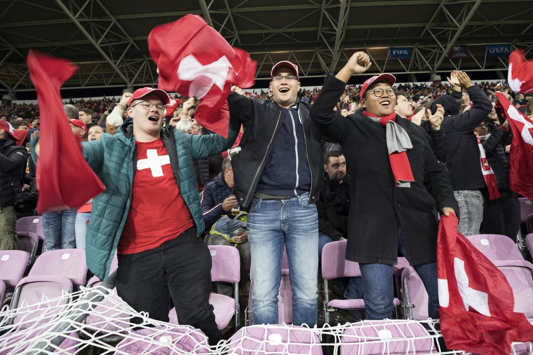 Die Fans im Stadtion fiebern und freuen sich mit. Keystone/Cyril Zingaro (Genf, 15. Oktober 2019)