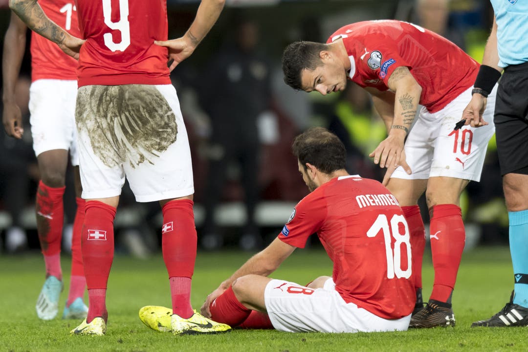 Der Schweizer Admir Mehmedi sitzt verletzt am Boden. Er konnte nicht weiterspielen und musste in der 28. Minute ausgewechselt werden. Keystone/Laurent Gillieron (Genf, 15. Oktober 2019)