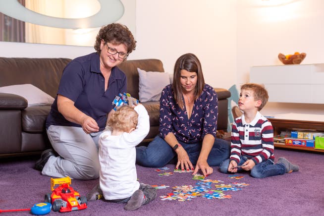 Gabi Maffei (links) hat Sarah Fischer mit ihren Kindern Alessio und Nicola im Alltag unterstützt. (Bild: Jan Pegoraro, Hünenberg, 15. Oktober 2019)