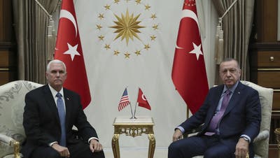 Mike Pence (links) und Recep Tayyip Erdogan. (Bild: AP, Ankara, 17. Oktober 2019)