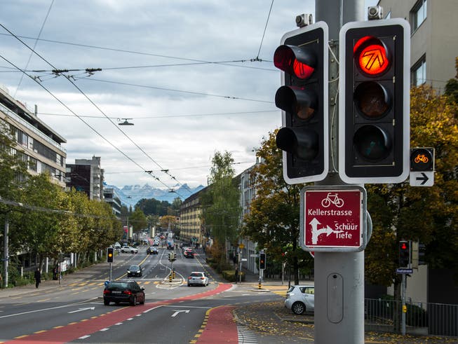 Unter anderem an der Kreuzung Tribschen-/Kellerstrasse wird die neue Lichtsignal-Steuerung getestet. (Bild: Dominik Wunderli, Luzern, 18. Oktober 2019)