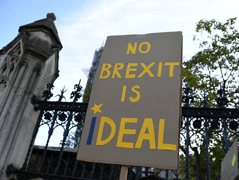 Sowohl im britischen Parlament als auch davor gibt es Widerstand gegen den Brexit. (Bild: KEYSTONE/AP/ALBERTO PEZZALI)