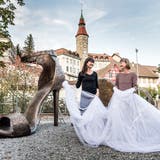 Die Enthüllung der Bronze-Stöckelschuhe mit Stadtpräsident Anders Stokholm und den Künstlerinnen. (Bild: Andrea Stalder)