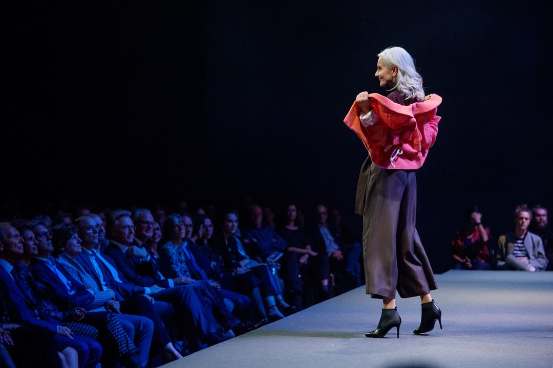 LU Couture Fashion Show im Luzerner Saal des KKL unter musikalischer Begleitung der Jungen Philharmonie Zentralschweiz. Im Bild Mode von LU Couture. (Bild: Pius Amrein, 21. Oktober 2019)