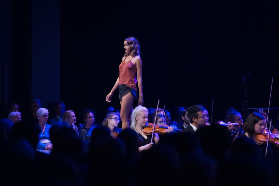 LU Couture Fashion Show im Luzerner Saal des KKL unter musikalischer Begleitung der Jungen Philharmonie Zentralschweiz. Im Bild Lingerie-Mode von Moya Kala. (Bild: Pius Amrein, 21. Oktober 2019)