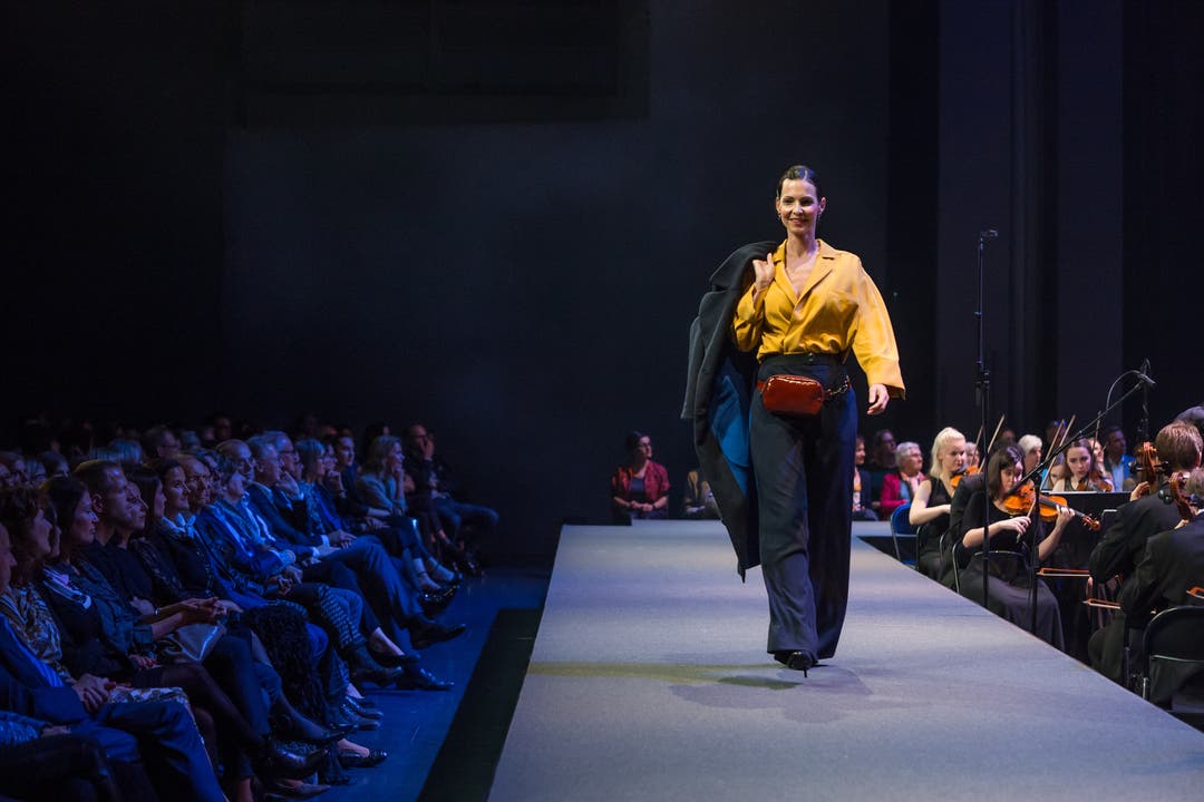LU Couture Fashion Show im Luzerner Saal des KKL unter musikalischer Begleitung der Jungen Philharmonie Zentralschweiz. Im Bild Mode von LU Couture. (Bild: Pius Amrein, 21. Oktober 2019)