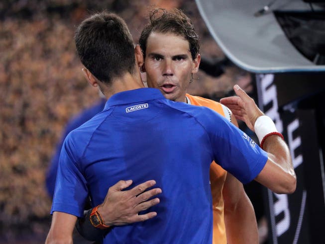 Zwei der Aushängeschilder am neu konzipierten Davis-Cup-Finalturnier: Die Weltnummern 1 Novak Djokovic (li.) und 2 Rafael Nadal werden in Madrid dabei sein (Bild: KEYSTONE/AP/KIN CHEUNG)