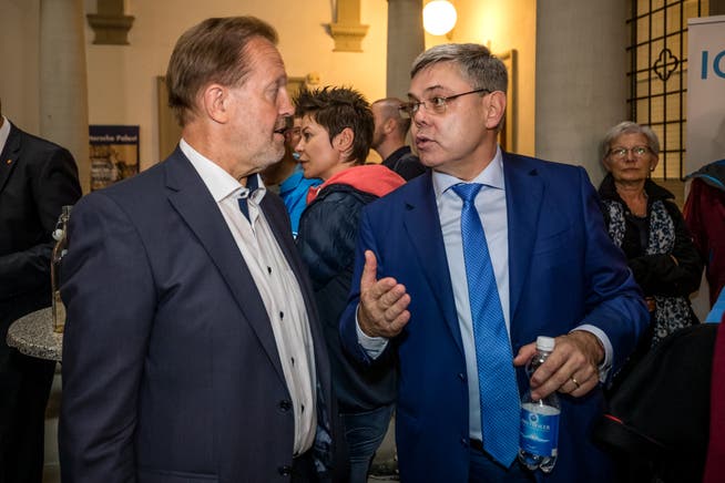 Albert Vitali (FDP, links) im Gespräch mit Franz Grüter (SVP) im Luzerner Regierungsgebäude. Beide wurden als Nationalräte wiedergewählt. Bei Grüter ist offen, ob er zum zweiten Wahlgang der Ständeratswahlen antritt. (Bild: Philipp Schmidli, 20. Oktober 2019)