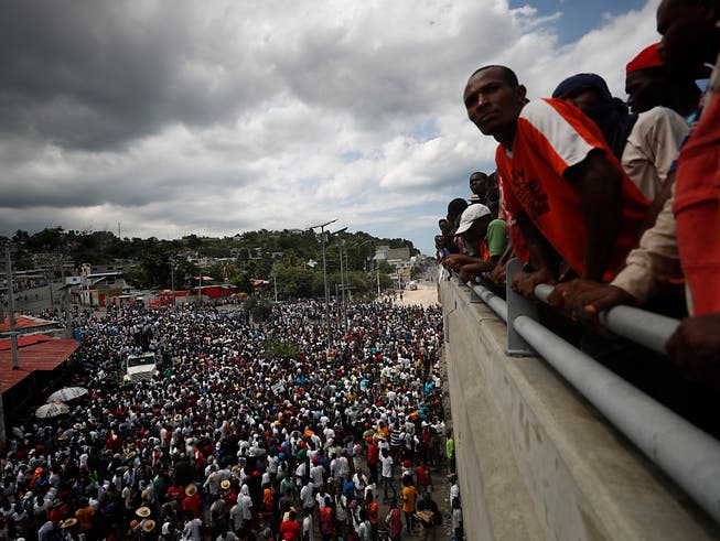 In der haitianischen Hauptstadt Port-au-Prince gingen am Wochenende tausende Menschen auf die Strasse. Sie forderten den Rücktritt von Präsident Jovenel Moïse. (Bild: KEYSTONE/AP/REBECCA BLACKWELL)