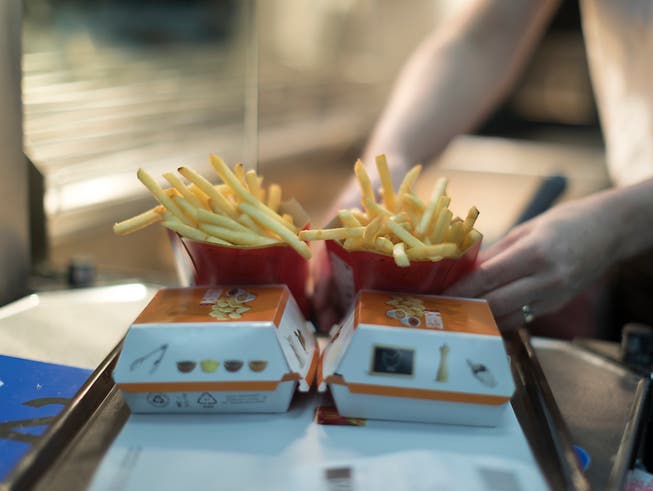 McDonald's wächst weltweit weiter - die Konkurrenz ist dem Fast Food-Giganten aber auf den Fersen. (Bild: KEYSTONE/GAETAN BALLY)