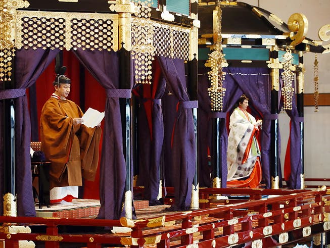 Der japanische Kaiser Naruhito (links) verkündet seine Thronbesteigung. Rechts von ihm Kaiserin Masako. (Bild: KEYSTONE/EPA JIJI PRESS/JAPAN POOL)