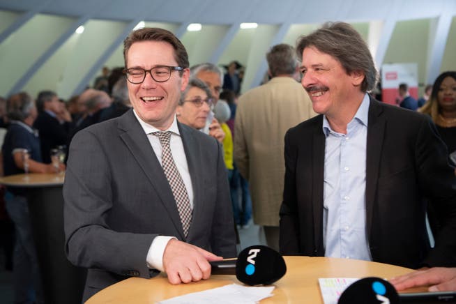 Benedikt Würth (links) und Paul Rechsteiner im Pfalzkeller. Die beiden Bisherigen machten im ersten Wahlgang der Ständeratswahl klar am meisten Stimmen. Die deutliche Ausgangslage ist ein Grund für die tiefe Wahlbeteiligung. (Bild: Ralph Ribi)