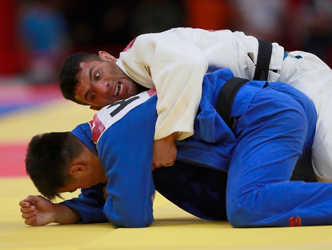 Saeid Mollaei (oben), ein Judoka aus Iran, verlor seinen Halbfinal-Kampf an der WM absichtlich, um nicht gegen einen Israeli kämpfen zu müssen (Bild: KEYSTONE/AP/TATAN SYUFLANA)