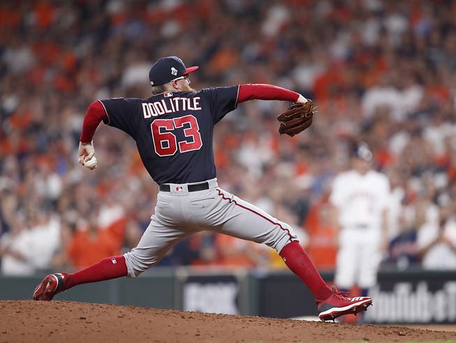 Eine Stilstudie: Washington Nationals Pitcher Sean Doolittle. (Bild: KEYSTONE/EPA/JOHN G. MABANGLO)