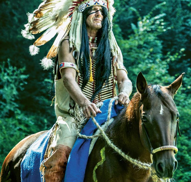 Ruedi Omlin - Initiant des Films Indian Mountain Lake, hoch zu Ross als Häuptling in der Hauptrolle. (Bild: PD/Patrick Lussi)