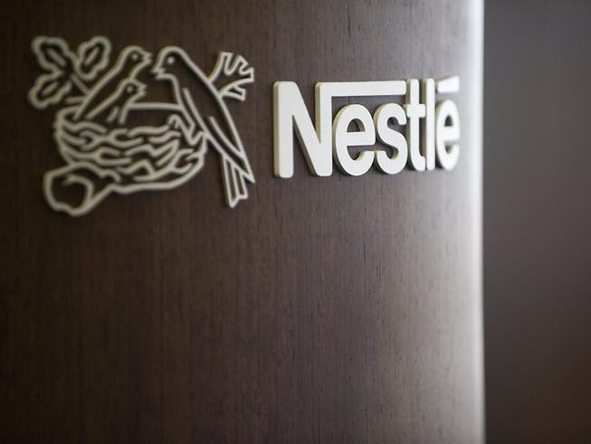 Der Nahrungsmittelkonzern Nestlé sieht sich mit Vorwürfen zu Babymilch-Produkten konfrontiert. Einige Produkte sollen krebserregend sein, wie die deutsche Konsumentenorganisation Foodwatch kritisiert. (Bild: KEYSTONE/LAURENT GILLIERON)