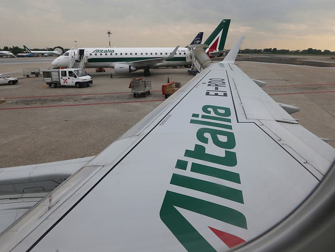Die Gewerkschaften haben den Streik wegen der ungewissen Zukunft der Alitalia ausgerufen, die verkauft werden soll. (Bild: KEYSTONE/AP/LUCA BRUNO)