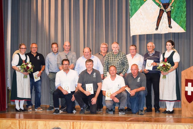 Die Ehrenmitglieder des Schwingerverbands Hinterthurgau mit der Jubiläumsschrift. (Bilder: PD)