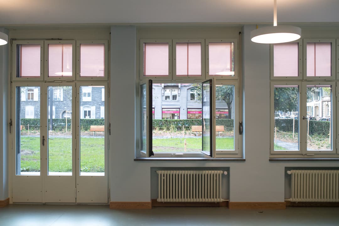 Vom Erdgeschoss aus, blickt man auf den Lukasgarten. Die Umgebungsarbeiten sind noch nicht abgeschlossen, (Bild: Boris Bürgisser, Luzern, 25. Oktober 2019)