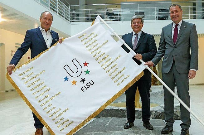 Niklaus Bleiker (v.l.), Daniel Wyler und Othmar Filliger präsentieren die Flagge.Bild: PD