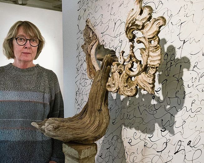 Erika Hartmann schafft Skulpturen aus Fundstücken, die mit den Bildern von Regina Reich harmonieren. Bild: Lisa Jenny