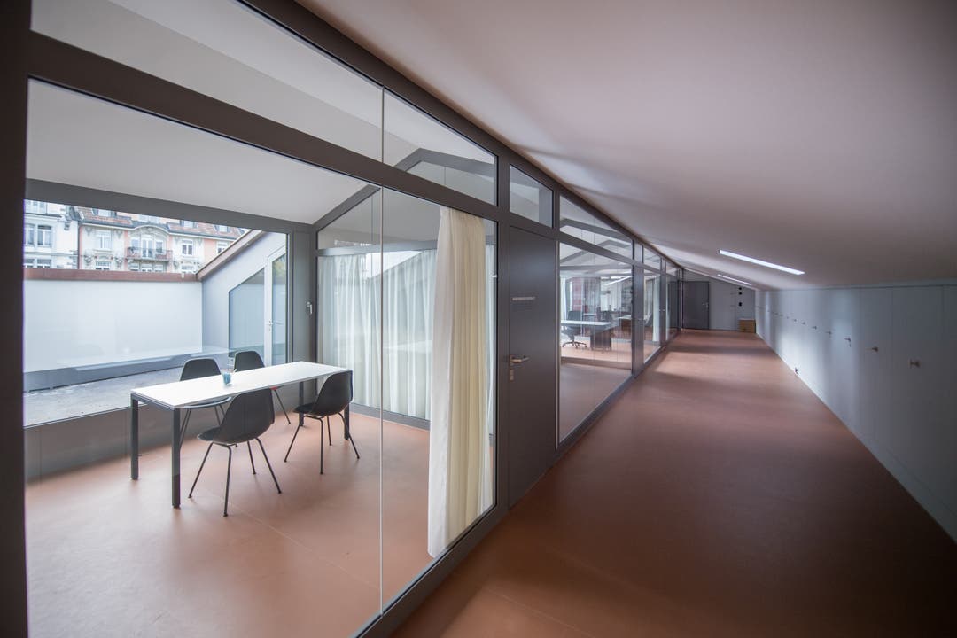 Im komplett erneuerten Dachgeschoss befinden sich Büros mit Glaswänden und Terrassen. (Bild: Boris Bürgisser, Luzern, 25. Oktober 2019)