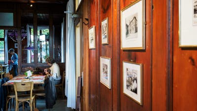 Gut einen Monat lang sind im Restaurant des Theaters Bilder aus der Sammlung des Toggenburger Museums zu sehen. (Bild: Sascha Erni)