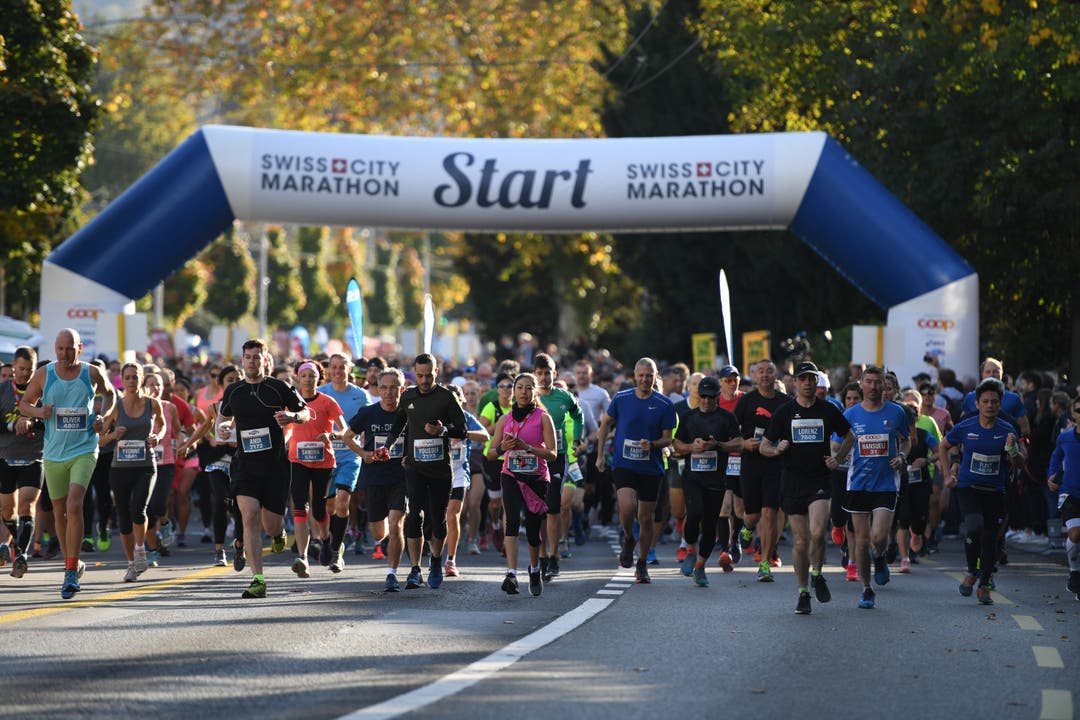 Start zum Swiss City Marathon beim Verkehrshaus. (Bild: Corinne Glanzmann, Luzern, 27. Oktober 2019)