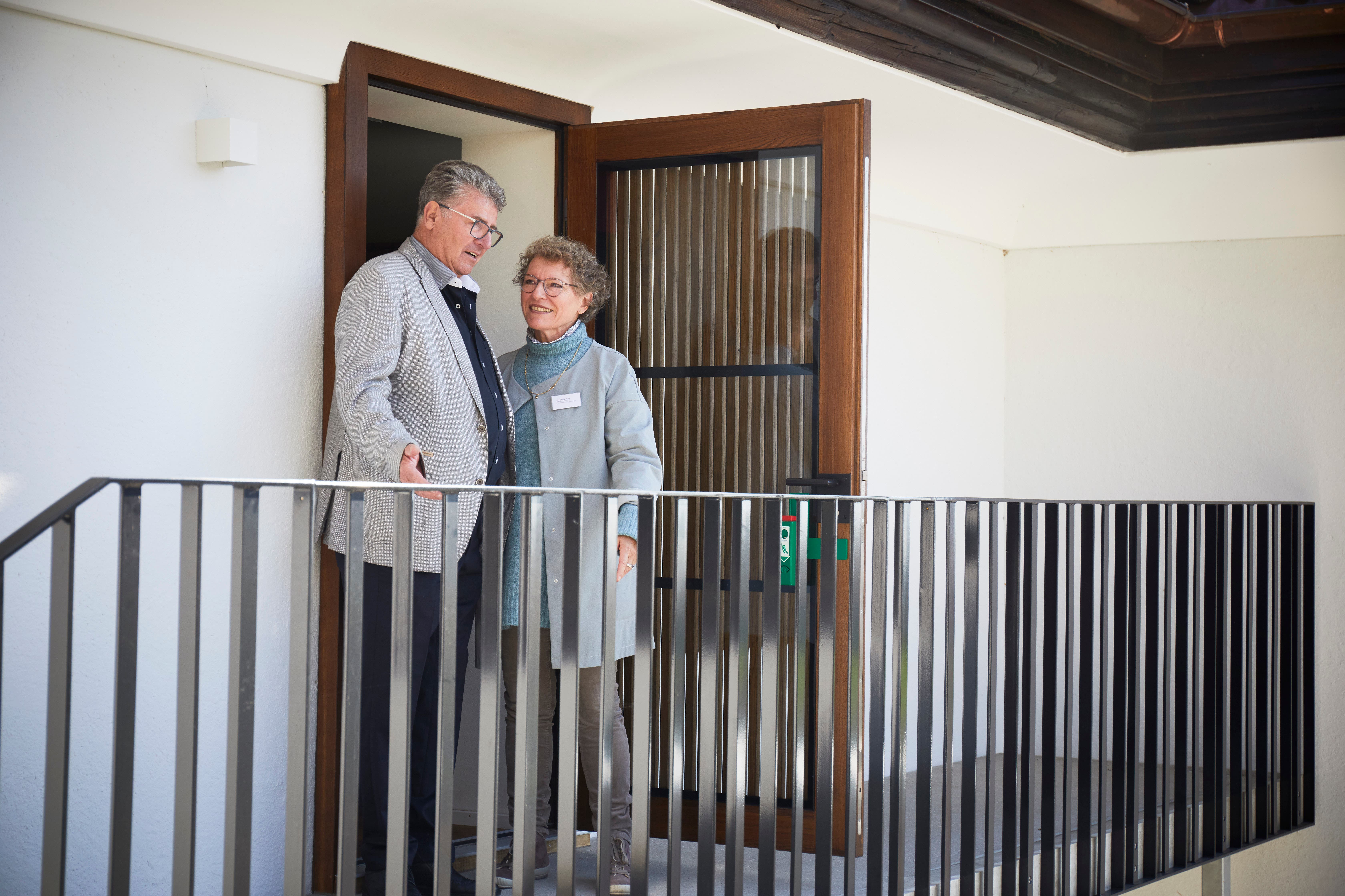 Ruedi von Ah ist der Präsident der Liberalen Baugenossenschaft Meggen, und Jacqueline Kopp ist von der Wohnbaugenossenschaft Meggen. Die beiden Genossenschaften haben das Gebäude im Baurecht für 100 Jahre übernommen.