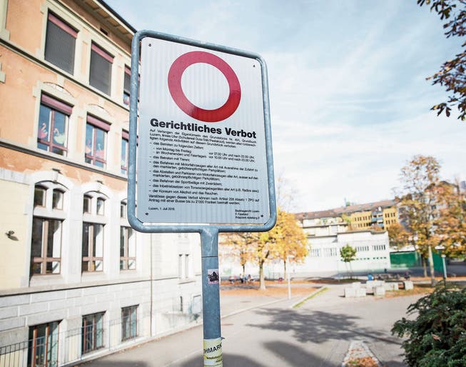 Ein Verbotsschild beim Schulhaus Säli neben dem Pilatusplatz in der Stadt Luzern. (Bild: Manuela Jans-Koch, 27. Oktober 2019)