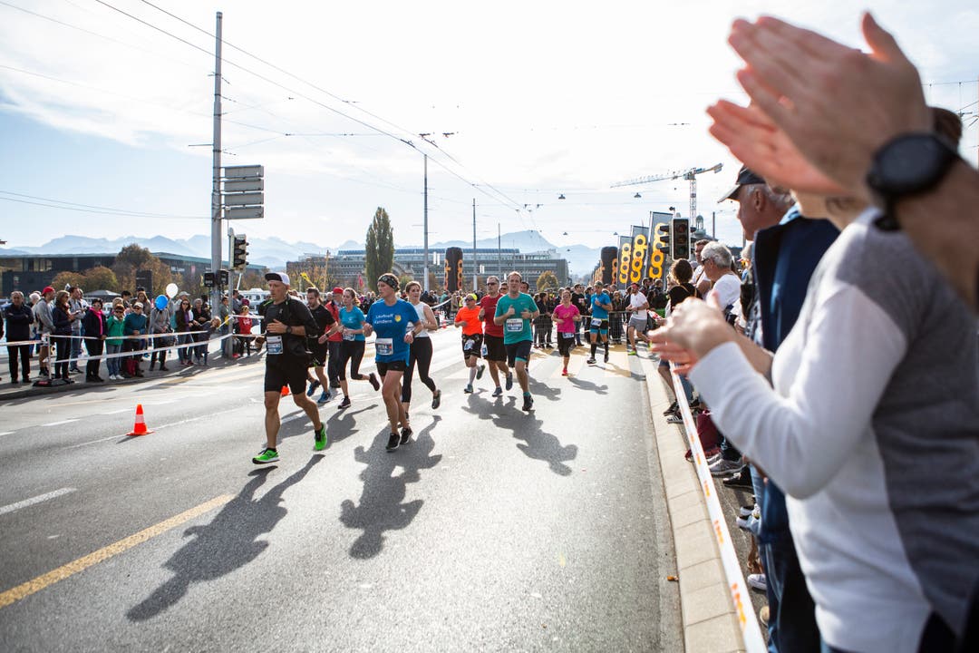 Läufer auf der Seebrücke. (Bild: Patrick Hürlimann, Luzern, 27. Oktober 2019)