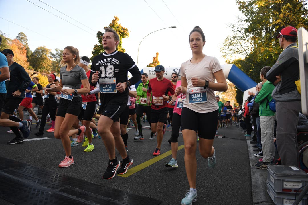 Die Läufer kurz nach dem Start. ( Bild: Corinne Glanzmann, Luzern, 27. Oktober 2019)