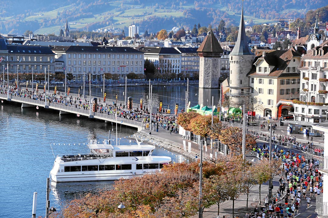 Blick auf den Schwanenplatz und die Seebrücke. (Bild: Andy Mettler/swiss-image, Luzern, 27. Oktober 2019)