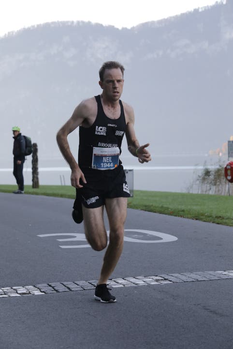 Neil Burton auf seinem Weg zum Sieg im Halbmarathon. (Bild: Jakob Ineichen, Horw, 27. Oktober 2019)